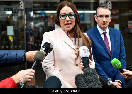 Anderton Park Schulleiterin Sarah Hewitt-Clarkson spricht mit Medien nach einem hohen Gericht Richter dauerhaft gesperrt Anti-LGBT-Proteste vor der Grundschule in Birmingham. Stockfoto