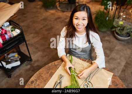 Junge Floristen in der Ausbildung beim Binden blumen Flower Shop Stockfoto