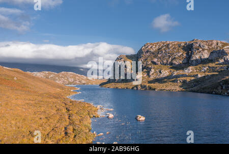 Niedriger Höhe drone Schießen über Loch Na Thull am hellen autrumnal Abend in der North West Highlands von Schottland-NC500 Stockfoto