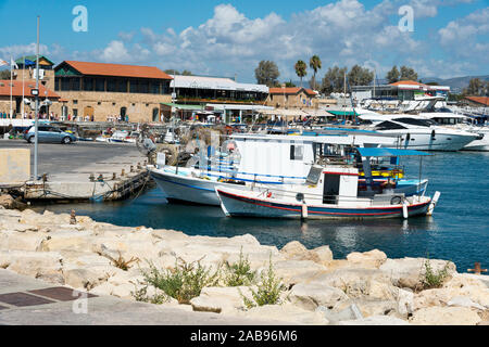 Fischerboote im Hafen von Paphos, Zypern Stockfoto