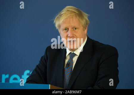 North Queensferry, UK. 26. November 2019. Bild: Boris Johnson MP - der britische Premierminister und Führer der Konservativen und Unionist Party. Konservative Partei Manifest Starten: Boris Johnson gesehen auf seinen Wahlkampf in North Queensferry. Credit: Colin Fisher/Alamy Leben Nachrichten. Credit: Colin Fisher/Alamy leben Nachrichten Stockfoto