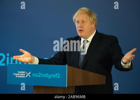 North Queensferry, UK. 26. November 2019. Bild: Boris Johnson MP - der britische Premierminister und Führer der Konservativen und Unionist Party. Konservative Partei Manifest Starten: Boris Johnson gesehen auf seinen Wahlkampf in North Queensferry. Credit: Colin Fisher/Alamy Leben Nachrichten. Credit: Colin Fisher/Alamy leben Nachrichten Stockfoto