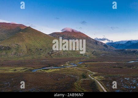 Drone Schießen der nördlichsten Berge in Großbritannien die Beinn Spionnaidh bei herbstlicher Sonnenuntergang. North Highlands von Schottland-NC500 Stockfoto