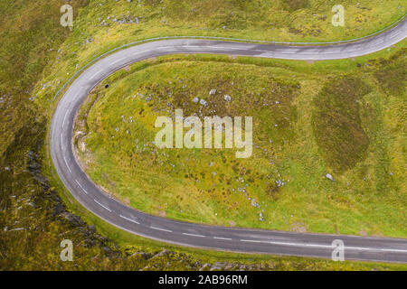 Drone von oben nach unten schießen über kurvige asphaltierte Straße eine 894 in der Nähe des Quinag Berg im Nordwesten der Highlands von Schottland-NC500 Stockfoto