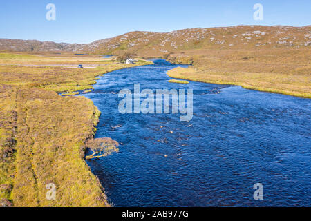 Niedriger Höhe drone Schießen über den Fluss Laxford berühmte Lachs Fliegenfischen Lage im Nordwesten der Highlands von Schottland-NC500 Stockfoto