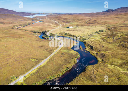 Drone schießen über den Fluss Dionard entlang einer 838 durch das Beinn Spionnaidh Berg im Nordwesten der Highlands von Schottland-NC500