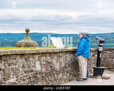 Machen Touristen auf der Suche an der Infotafel am Aussichtspunkt an der Wand des Stirling Castle, Schottland, Großbritannien Stockfoto