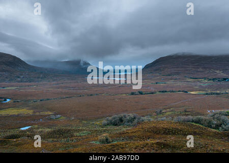 Luftaufnahme über Berge und umliegende Moorlandschaft in der nordwestlichen Highlands von Schottland - Nordküste 500 Route Stockfoto
