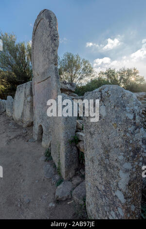 Gräber Riesen" von Coddu Veccju in der Nähe von Arzachena, archäologische Stätte in Sardinien, Italien. Stockfoto