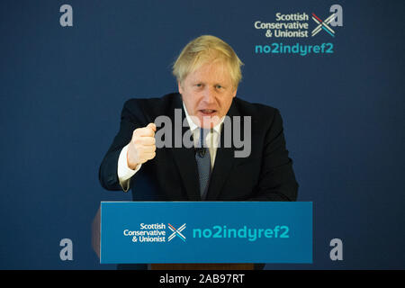 North Queensferry, UK. 26. November 2019. Bild: Boris Johnson MP - der britische Premierminister und Führer der Konservativen und Unionist Party. Konservative Partei Manifest Starten: Boris Johnson gesehen auf seinen Wahlkampf in North Queensferry. Credit: Colin Fisher/Alamy Leben Nachrichten. Credit: Colin Fisher/Alamy leben Nachrichten Stockfoto