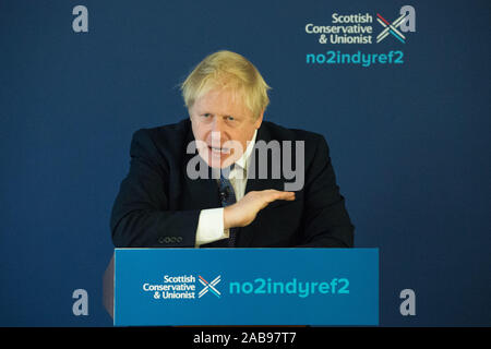 North Queensferry, UK. 26. November 2019. Bild: Boris Johnson MP - der britische Premierminister und Führer der Konservativen und Unionist Party. Konservative Partei Manifest Starten: Boris Johnson gesehen auf seinen Wahlkampf in North Queensferry. Credit: Colin Fisher/Alamy Leben Nachrichten. Credit: Colin Fisher/Alamy leben Nachrichten Stockfoto