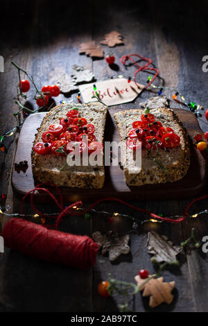 Weihnachten Sandwich mit Tomaten auf einem Holztisch. alten Stil. Gesundes Essen leckeres Frühstück Stockfoto