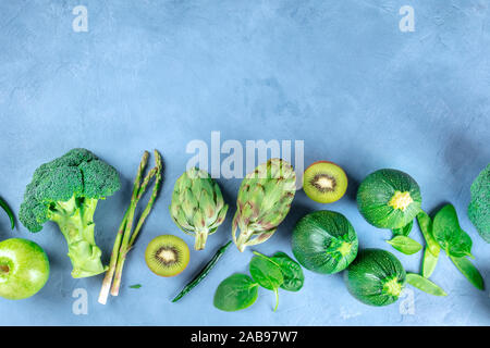 Grüne Lebensmittel, Obst und Gemüse, detox Diät Zutaten, von oben nach unten flach mit Copyspace Schuß Stockfoto