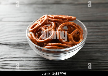 Bier Snacks auf Holz- Hintergrund, Platz für Text. Nahaufnahme Stockfoto