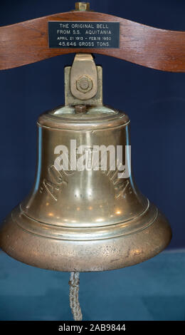 Aquitania ursprüngliche Glocke durch die Queen Elizabeth 2 in Dubai, UAE angedockt Stockfoto