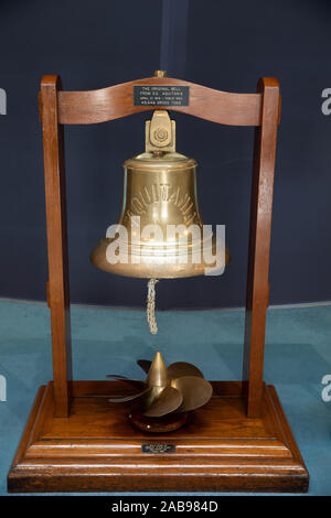 Aquitania ursprüngliche Glocke durch die Queen Elizabeth 2 in Dubai, UAE angedockt Stockfoto