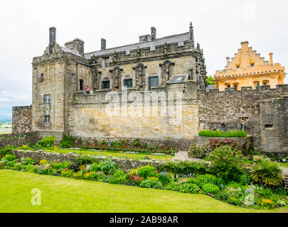 Queen Anne Garten und Stirling Palace, mit gelben Limette waschen Großer Saal Schloss Stirling, Schottland, Großbritannien Stockfoto