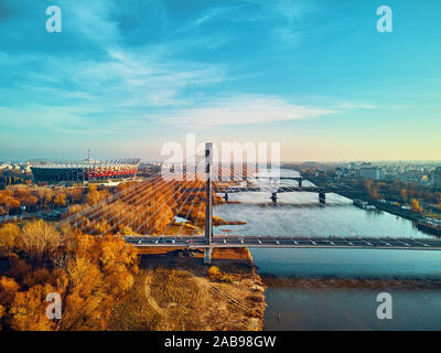 Schöne Panoramasicht Antenne dsrone zu Swietokrzyski-brücke (Polnisch: swietokrzyski) und die PGE Narodowy oder National Stadium - Fußball Stadion loc Stockfoto