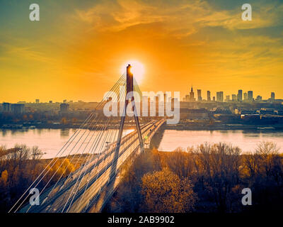 Schöne Panoramasicht Antenne drone Sonnenuntergang Blick auf die Warschauer Innenstadt mit Wolkenkratzern und Swietokrzyski-brücke (en: Holy Cross Bridge) - ist ein Kabel - bleiben Stockfoto