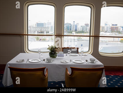 Esszimmer an Bord der "Queen Elizabeth 2" in Dubai, UAE, die jetzt ein schwimmendes Hotel angedockt Stockfoto