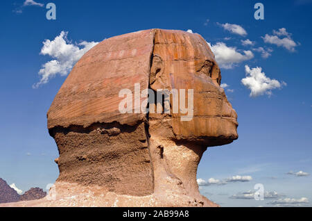 Die Große Sphinx von Gizeh, ein Kalkstein Statue steht auf die Giza Plateau am Westufer des Nils in Gizeh, Ägypten Stockfoto
