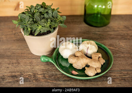 Frische und gesunde Knoblauch und Ingwer auf der Theke, Konzept für natürliche Medizin. Behandlung der Grippe durch eine natürliche Methode. Gesunde Art und Weise zu strengt Stockfoto