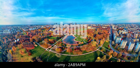 Eine wunderschöne Aussicht auf den Sonnenuntergang in einer fabelhaften November Herbst am Abend bei Sonnenuntergang von drohne bei Pola Mokotowskie in Warschau, Polen - Mokotow Fi Stockfoto