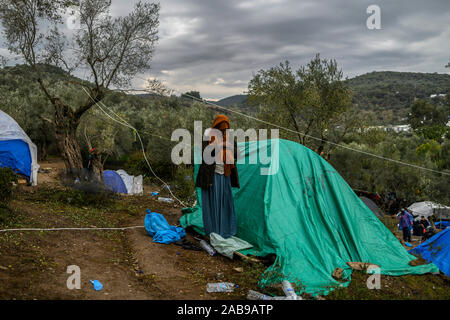 Lesbos, Griechenland. 25 Nov, 2019. Eine Frau betet neben ihr Zelt in einem provisorischen Lager neben dem Moria Camp auf der Insel Lesbos. Credit: Angelos Tzortzinis/dpa/Alamy leben Nachrichten Stockfoto