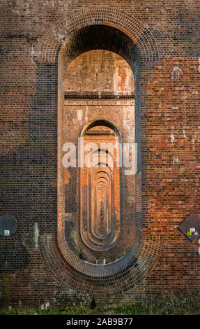 Wiederholen Bögen der Ouse Valley Railway Viaduct in der Nähe von Balcombe Stockfoto