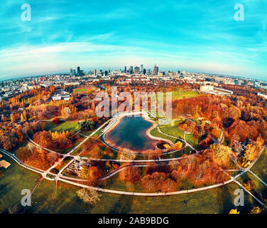 Eine wunderschöne Aussicht auf den Sonnenuntergang in einer fabelhaften November Herbst am Abend bei Sonnenuntergang von drohne bei Pola Mokotowskie in Warschau, Polen Stockfoto