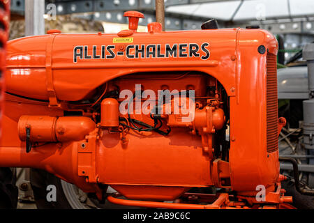 Motorraum von allis-chalmers Modell C Traktor hergestellt zwischen 1940-1949. Von der Seite. Rahmi M. Koc Industrial Museum in Istanbul Stockfoto