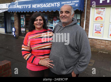 Priti Patel, 53, und ihr Mann Kandarp Patel, 58, der East Beach Post und Candy Store in Selsey, West Sussex, wo Steve Thomson seine gewinnende Euro Millions Lottery Ticket gekauft. Stockfoto