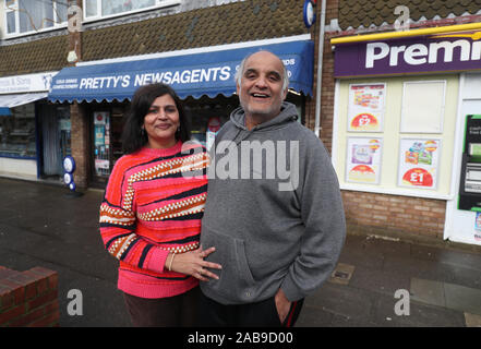 Priti Patel, 53, und ihr Mann Kandarp Patel, 58, der East Beach Post und Candy Store in Selsey, West Sussex, wo Steve Thomson seine gewinnende Euro Millions Lottery Ticket gekauft. Stockfoto