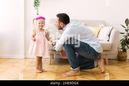 Papa spielt mit Tochter tragen rosa Krone Stockfoto