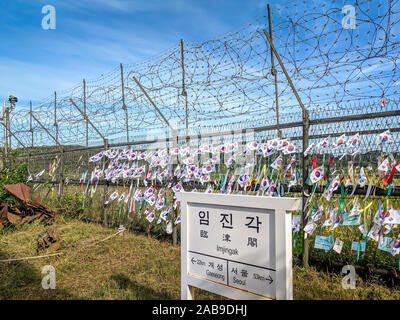 Koreanische Fahnen hängen auf einem imposanten DMZ Zaun Stockfoto