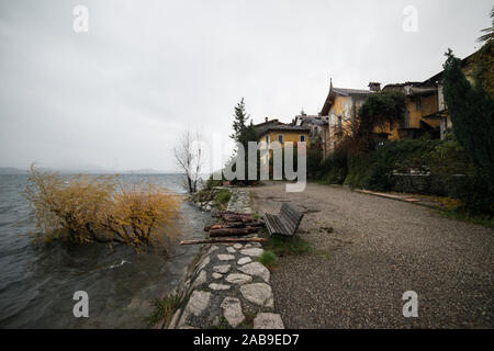 Überschwemmten Ufer der Isola dei Pescatori, Stresa, Lago Maggiore, Italien Stockfoto