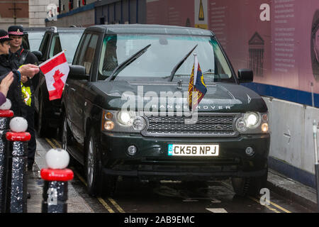 Queen Elizabeth II fährt die Royal Philatelic Society in London in ihrer Range Rover die Royal Standard Flagge auf der Motorhaube. Stockfoto