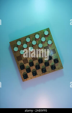 Schwarz + weiß Schachbrett Bodenbelag in weißen traditionellen Küche