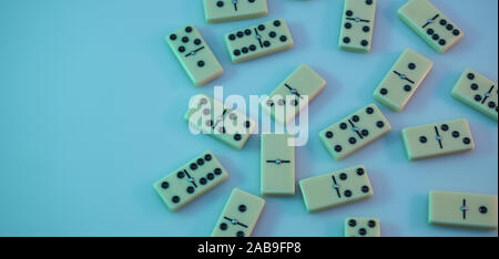 Schöne vintage Domino in der Farbe Licht. Hintergrund banner Textur. Ansicht von oben. Stockfoto