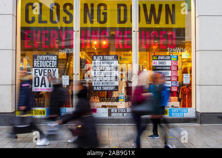 Liverpool. Merseyside, Großbritannien, 26. November. Forever 21 Black Friday Schlussverkäufe werden in der Innenstadt gestartet, während Weihnachtskäufer die "Alles Reduzierte" frühen Schnäppchen nutzen. Kredit: MediaWorldImages/Alamy Live News Stockfoto