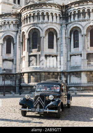 Touristen in einem klassischen Citroen Auto außerhalb von Sacre Coeur, Montmatre, Paris, Frankreich Stockfoto