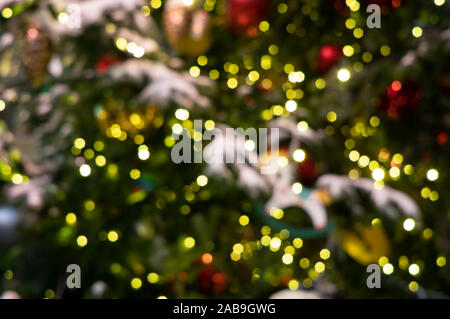 Urlaub Dekorationen, Spielzeug, Girlanden, am Weihnachtsbaum. Abstrakte verschwommenen Hintergrund mit Bokeh leuchtet. Stockfoto