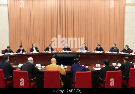 Peking, China. 26 Nov, 2019. Wang Yang, Mitglied des Ständigen Ausschusses des Politbüros der Kommunistischen Partei Chinas und Vorsitzender des Zentralausschusses der Chinese People's Political Consultative Conference (Cppcc) National Committee, sorgt sich ein Symposium, um darüber zu diskutieren, wie die Bedeutung der religiösen Lehren und Vorschriften im Einklang mit den Anforderungen der Zeit voraus, in Peking, der Hauptstadt von China, November 26, 2019. Das Symposium wurde vom Ausschuss für ethnische und religiöse Angelegenheiten der PKKCV nationalen Ausschuß statt. Credit: Ding Haitao/Xinhua/Alamy leben Nachrichten Stockfoto