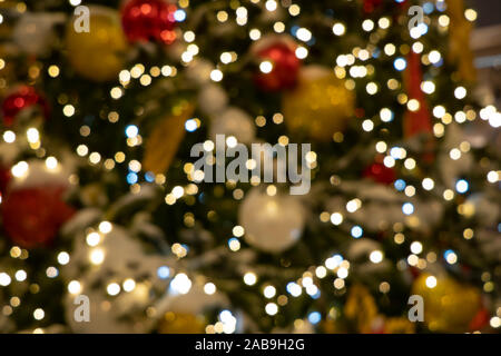 Urlaub Dekorationen, Spielzeug, Girlanden, am Weihnachtsbaum. Abstrakte verschwommenen Hintergrund mit Bokeh leuchtet. Stockfoto