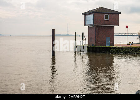 Gemauerter Turm am Ufer der Elbe in der Nähe von Stade in Deutschland Stockfoto