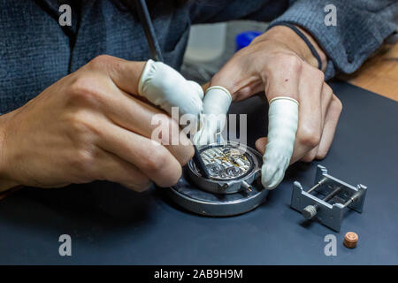 Fort Collins - Derek Kran baut Uhren am Vortic Watch Company. Die Firma rettet und stellt antike Taschenuhren, der Sie in die expe Stockfoto