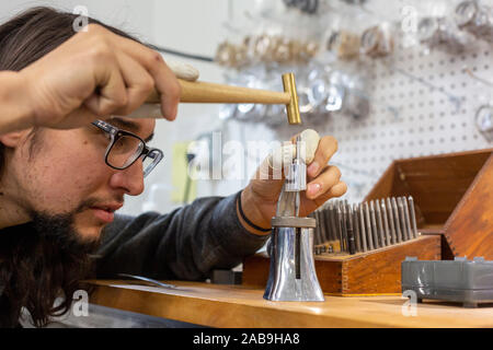 Fort Collins - Derek Kran baut Uhren am Vortic Watch Company. Die Firma rettet und stellt antike Taschenuhren, der Sie in die expe Stockfoto