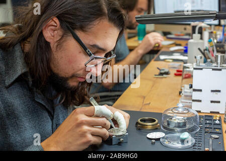 Fort Collins - Derek Kran baut Uhren am Vortic Watch Company. Die Firma rettet und stellt antike Taschenuhren, der Sie in die expe Stockfoto