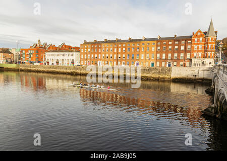 Rudern entlang des Flusses Lee von St. Patricks Quay in Cork, Irland am frühen Morgen Stockfoto