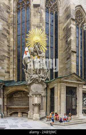 Skulptur Gruppe von Heiligen mit vergoldeten Kreis der Sterne auf Stephansdom, Stephansdom, Stephansplatz, Wien, Österreich, Europa. Stockfoto